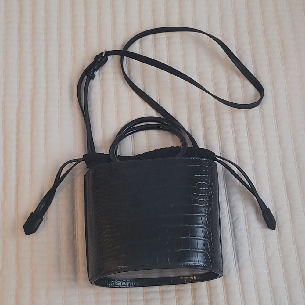 Black Bucket crossbody purse. LIKE NEW!